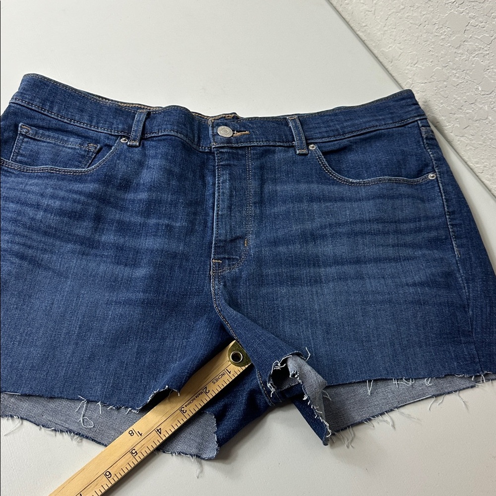 Levi’s Women’s Classic Bermuda Cutoff Denim Shorts High Rise Medium Wash Size 32 - Picture 7 of 10